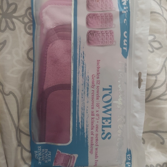 Wipe Out Makeup Removal Towels - Picture 2 of 2